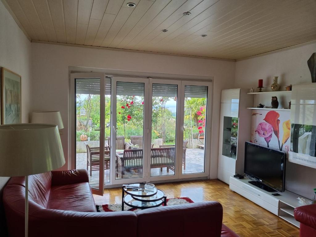 TV a/nebo společenská místnost v ubytování Garden apartment