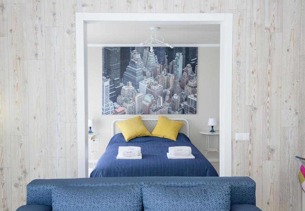 Ліжко або ліжка в номері ~Sunny Blue ~ One-Bedroom Flat with Balcony