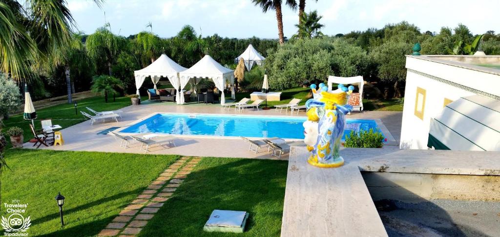 una piscina en un patio con una casa en Villa Sogno Charme E Relax en Marinella di Selinunte