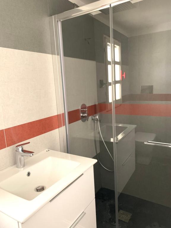 A bathroom at Casa Susy Bouganville 400 mt dal mare