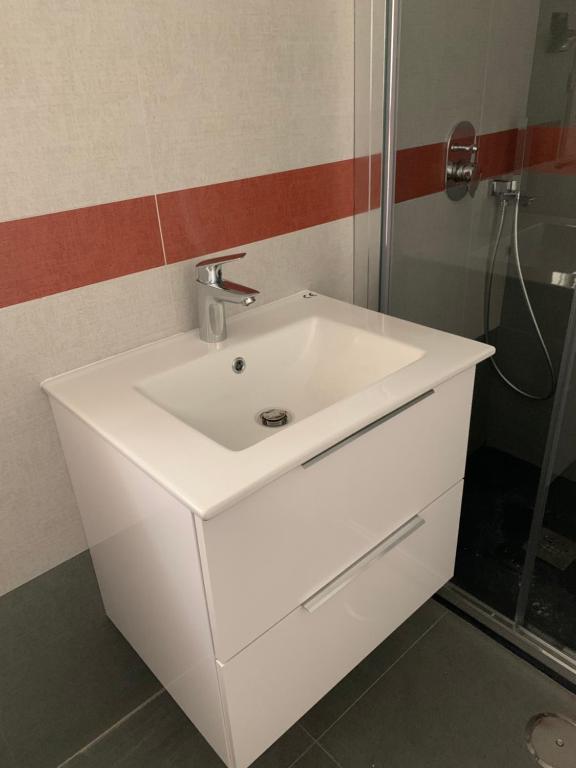 A bathroom at Casa Susy Bouganville 400 mt dal mare