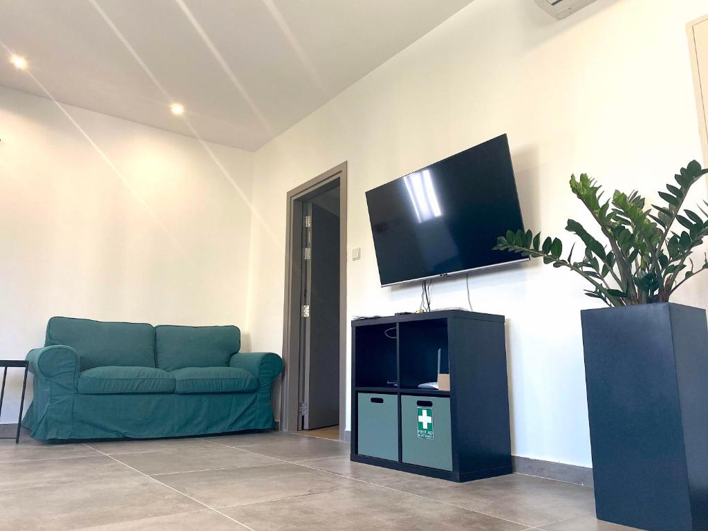 TV a/nebo společenská místnost v ubytování Urban Habitat Capsule Beds