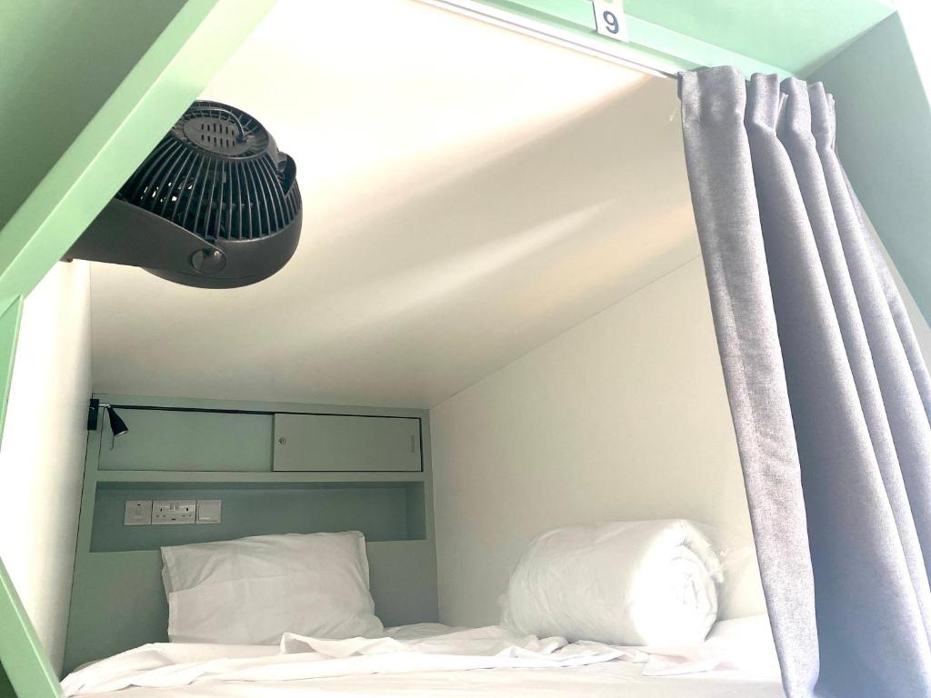 Postel nebo postele na pokoji v ubytování Urban Habitat Capsule Beds
