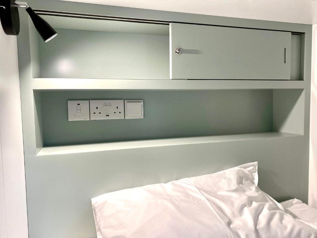 Postel nebo postele na pokoji v ubytování Urban Habitat Capsule Beds