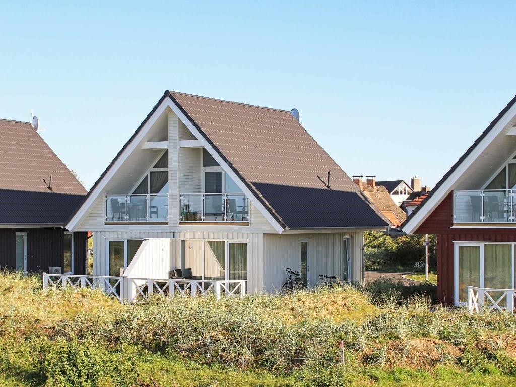 Casa blanca con techo marrón en 6 person holiday home in Wendtorf, en Wendtorf