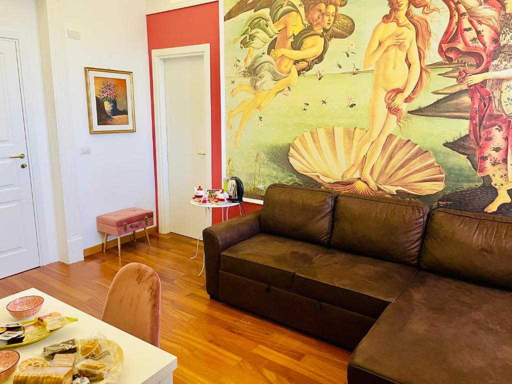 un soggiorno con divano e un grande dipinto di RarityArt GuestHouse a Salerno