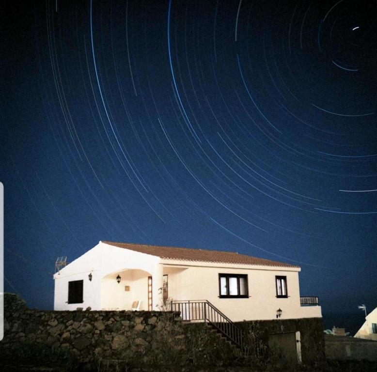 una casa blanca con las estrellas en el cielo en Los canteros de Belgara, en La Frontera