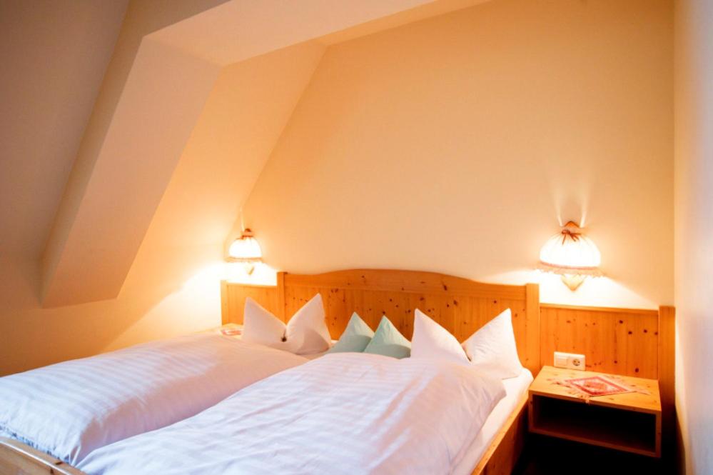 Postel nebo postele na pokoji v ubytování Hotel Gasthof zur Post
