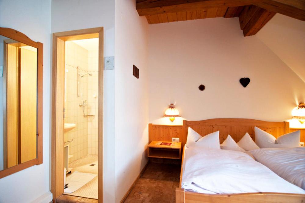 Postel nebo postele na pokoji v ubytování Hotel Gasthof zur Post