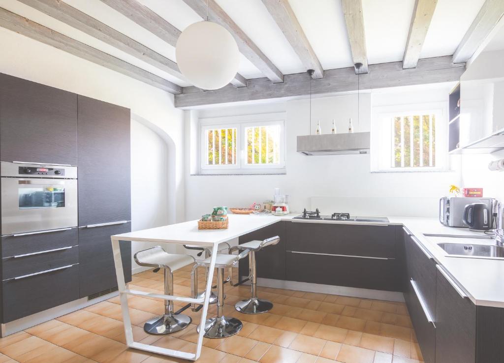 Kuchyň nebo kuchyňský kout v ubytování Un sogno sul lago Home Relax