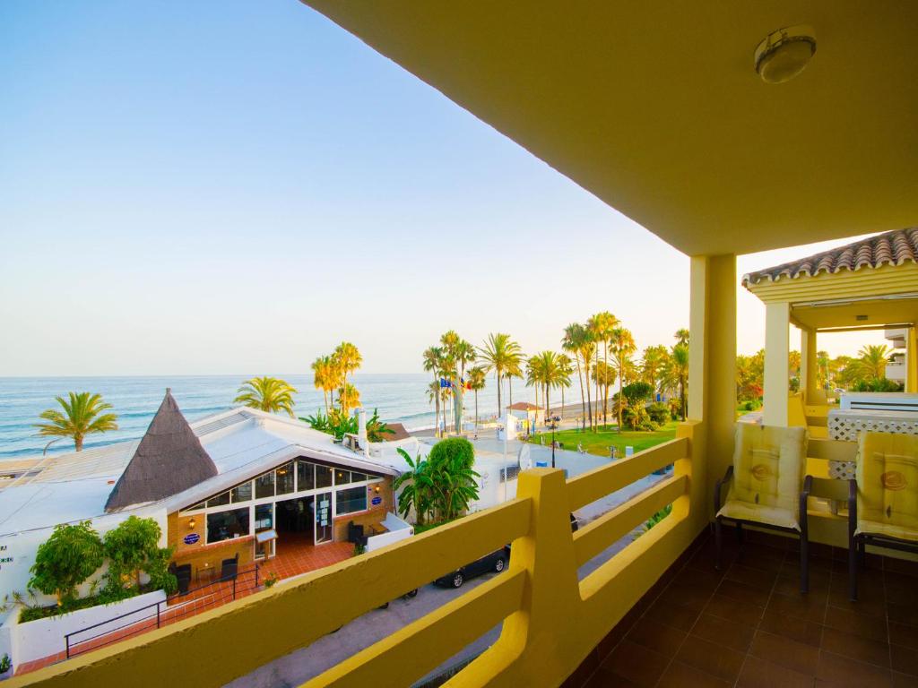 een balkon met uitzicht op de oceaan bij Apartamento Pilar in Marbella