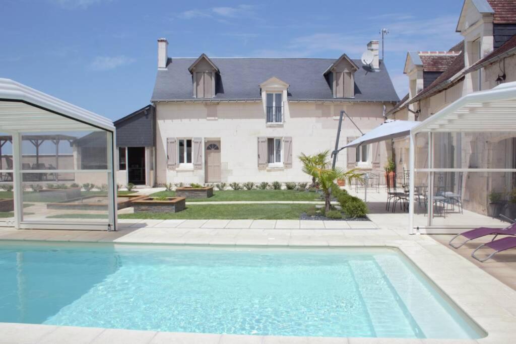 una gran piscina frente a una casa en Gîte LES DOUCESHEURES- 110m²--3 chambres-6 pers en Betz-le-Château