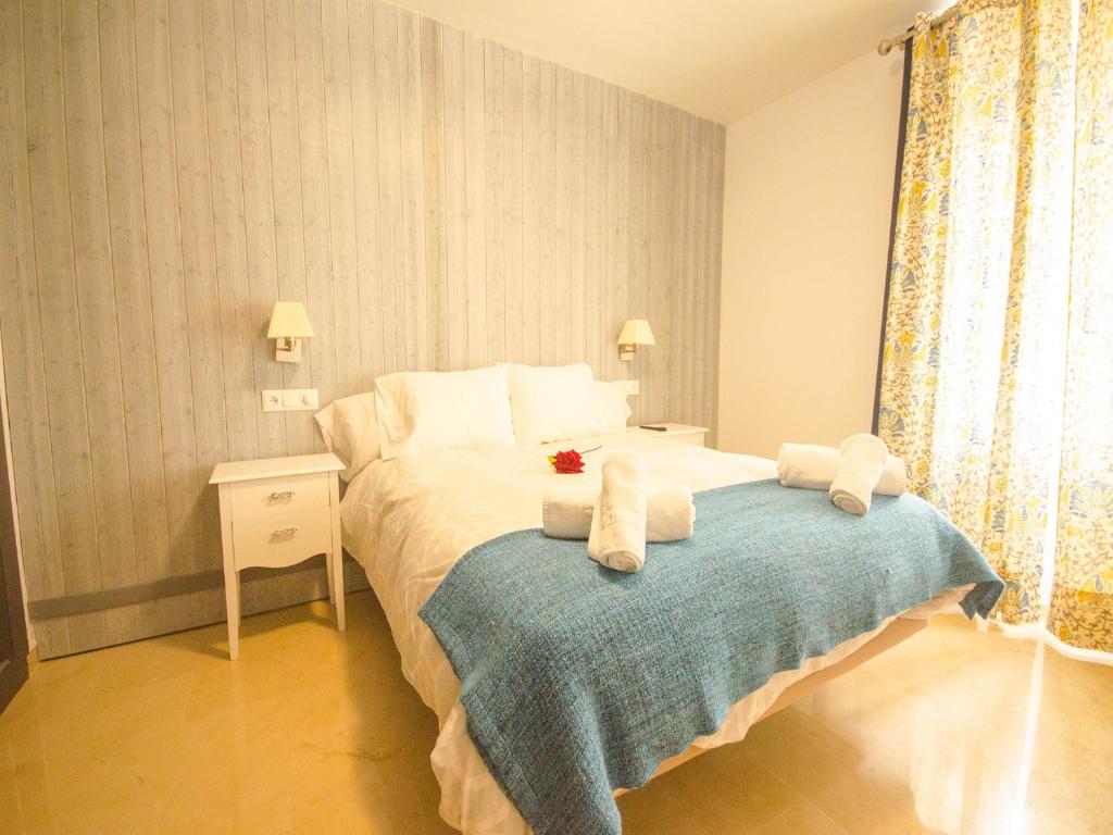 ein Schlafzimmer mit einem Bett mit Handtüchern darauf in der Unterkunft Bungalow Sergio in Estepona