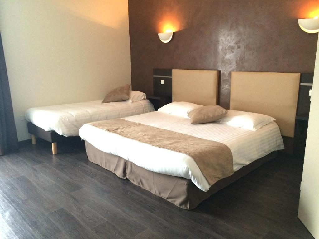 Postel nebo postele na pokoji v ubytování Hôtel-Restaurant Le Calice Du Gevaudan - A75