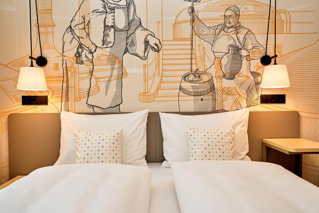 um quarto com duas camas e um desenho na parede em McDreams Hotel München-Airport em Eching