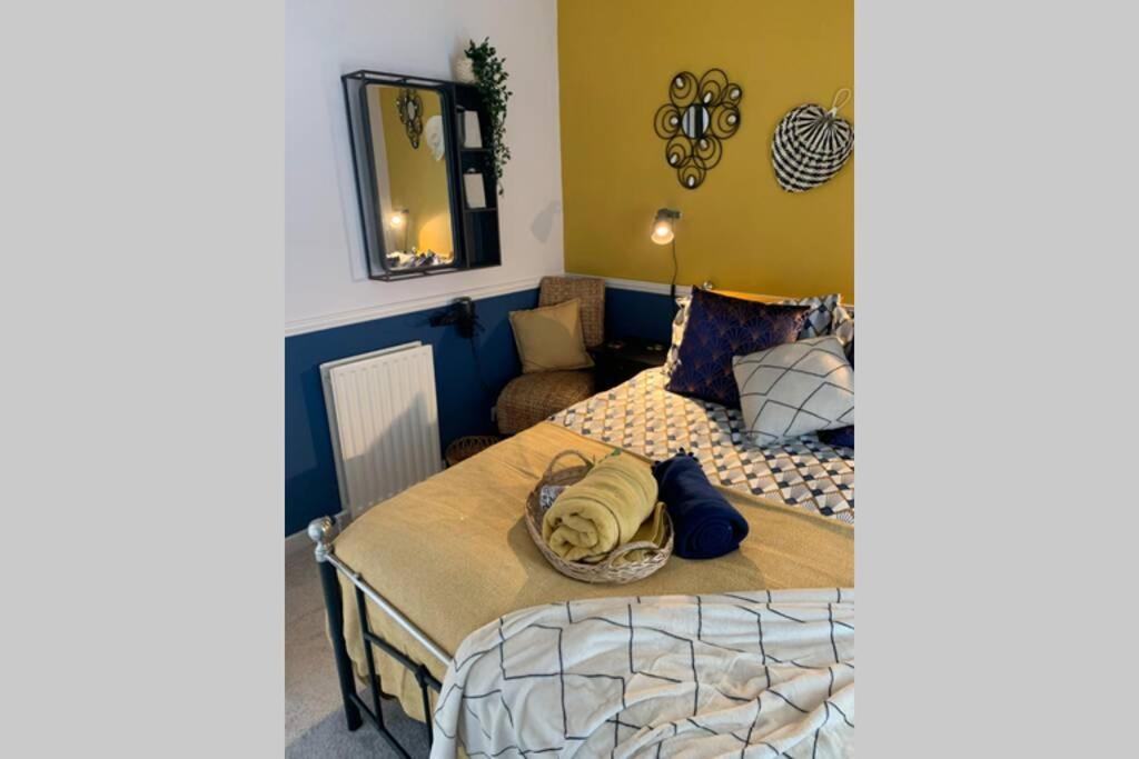 um quarto com uma cama e um sofá em Life’s a Beach, MONTROSE SCOTLAND em Montrose