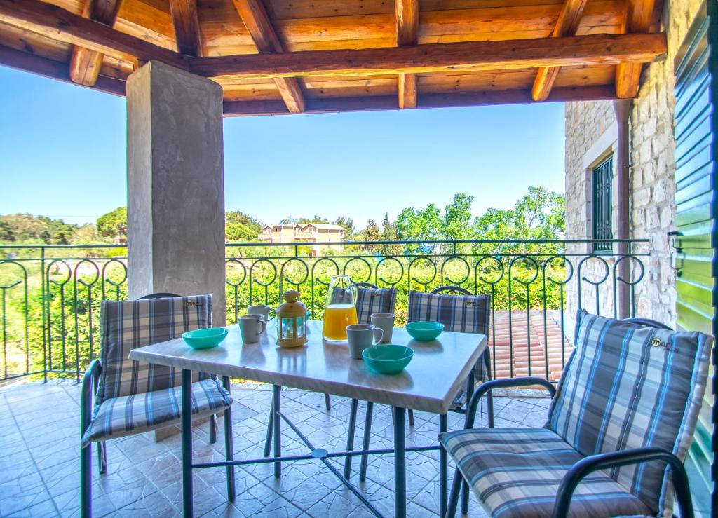 Balkón nebo terasa v ubytování Ammos Zante Villas