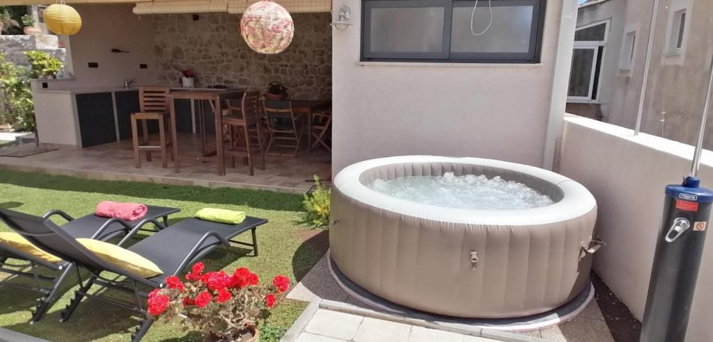 una bañera de hidromasaje en el patio trasero de una casa en Duplex Maria Di, Free Parking, Sea View, en Dubrovnik