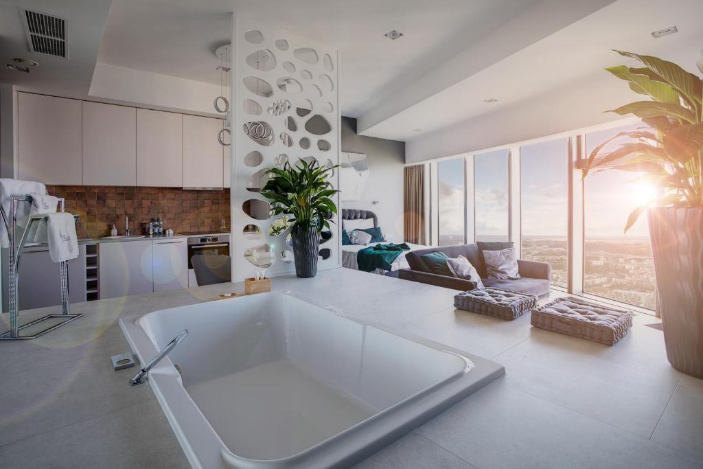 In The Sky - Apartamenty w Sky Tower - Executive Suite Apartment With Bathtub