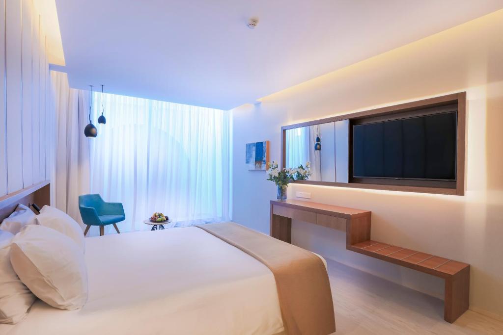TV a/nebo společenská místnost v ubytování Radisson Beach Resort Larnaca