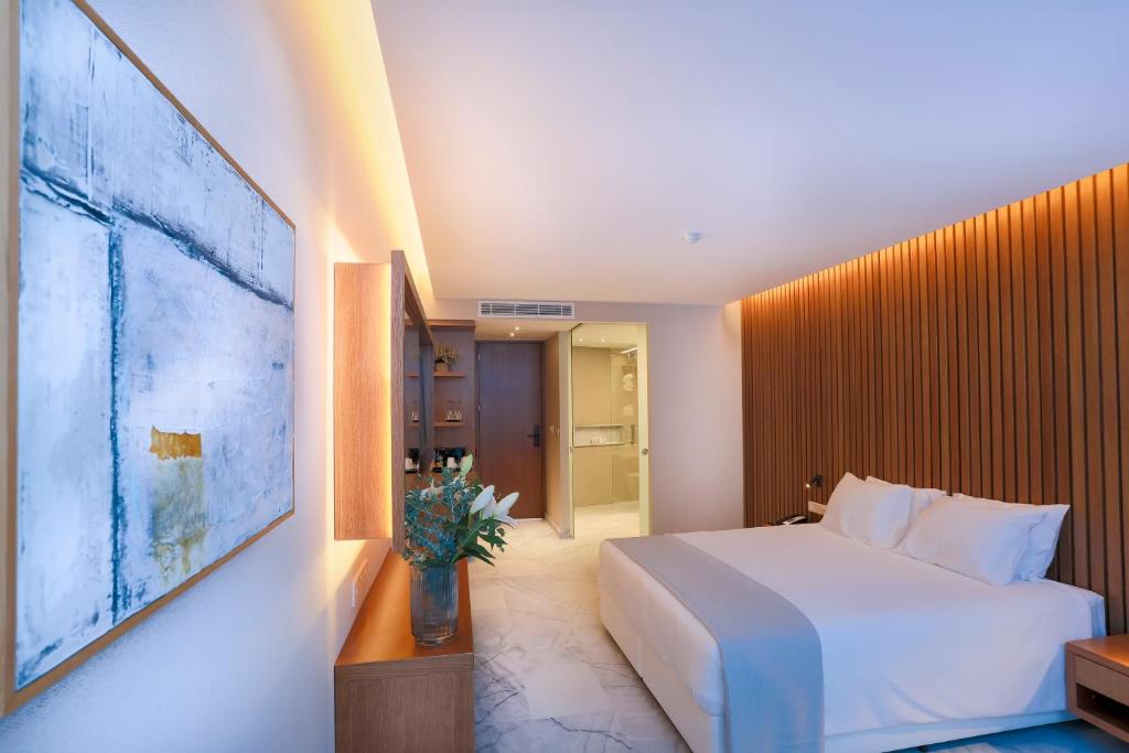 Postel nebo postele na pokoji v ubytování Radisson Beach Resort Larnaca