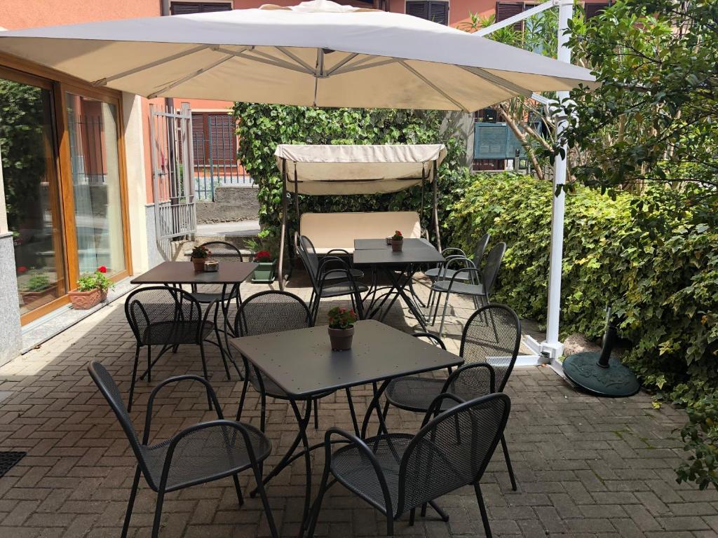 Reštaurácia alebo iné gastronomické zariadenie v ubytovaní Hotel Villa Colico