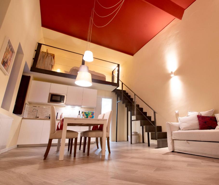 ein Esszimmer und ein Wohnzimmer mit einem Tisch und einem Sofa in der Unterkunft Amalfitani House in Palermo