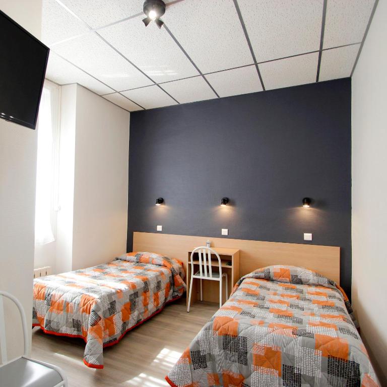 Postel nebo postele na pokoji v ubytování Hôtel Montfort