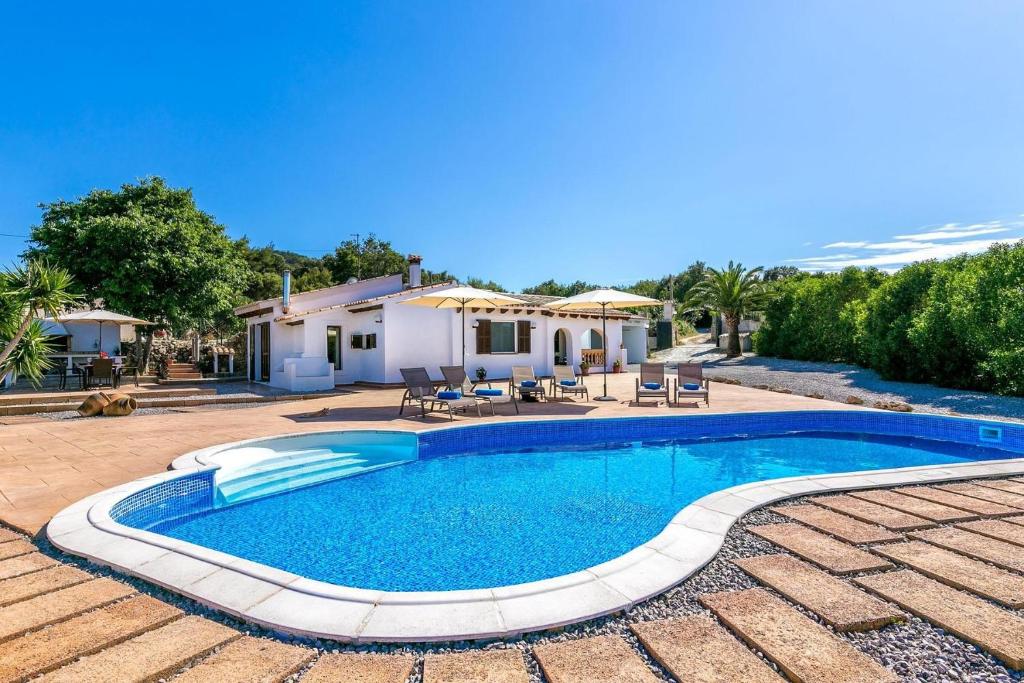 ein Pool vor einem Haus in der Unterkunft Finca Llonguet in Capdepera