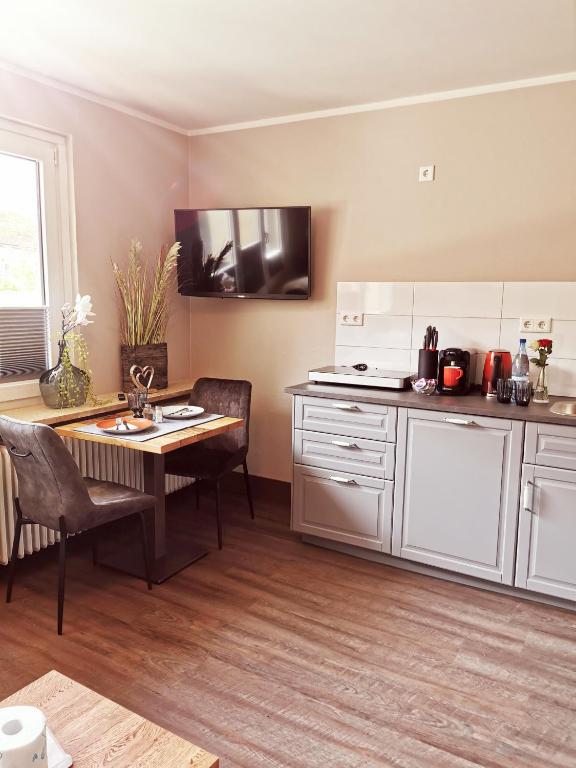 Kuchyň nebo kuchyňský kout v ubytování Hotel am Kurpark
