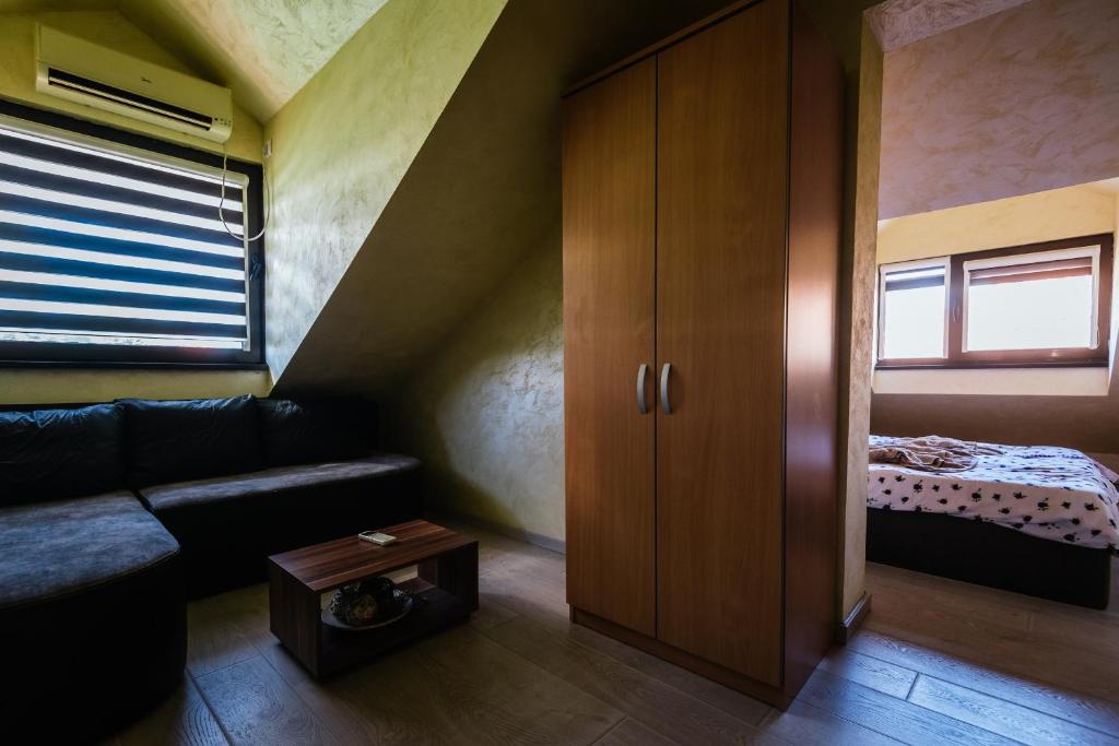 Letto o letti in una camera di ATOS Srebrno jezero - Villa and Restaurant