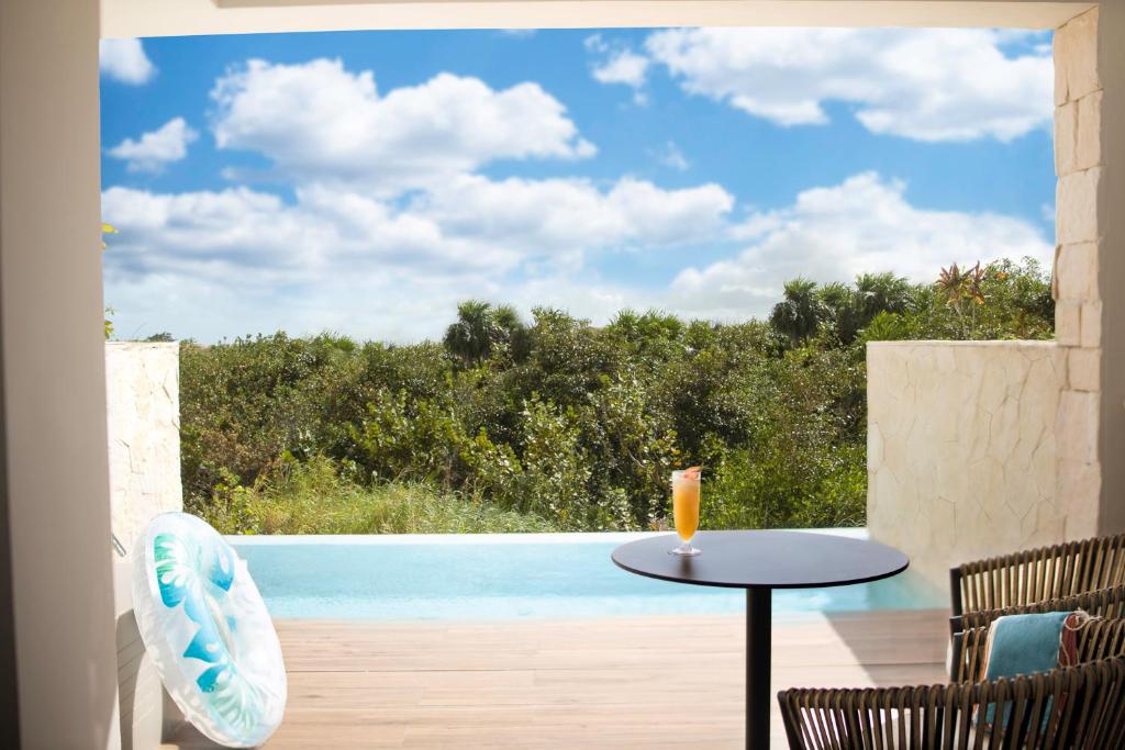 Majestic Junior Suite Swim-Up #4