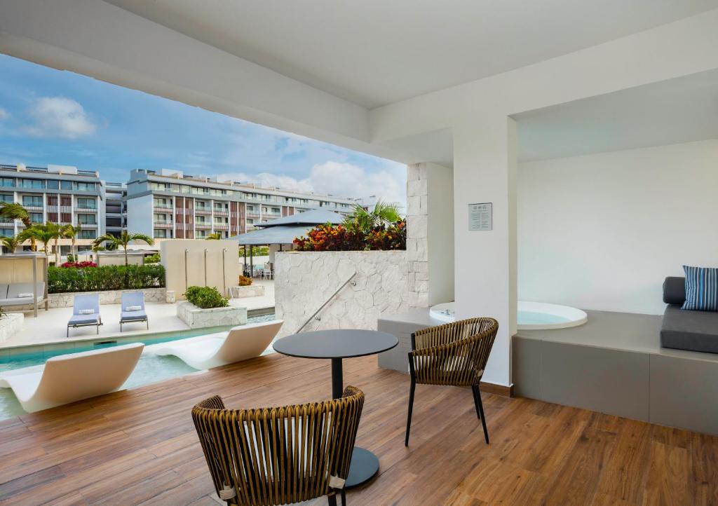 Majestic Junior Suite Swim-Up #3