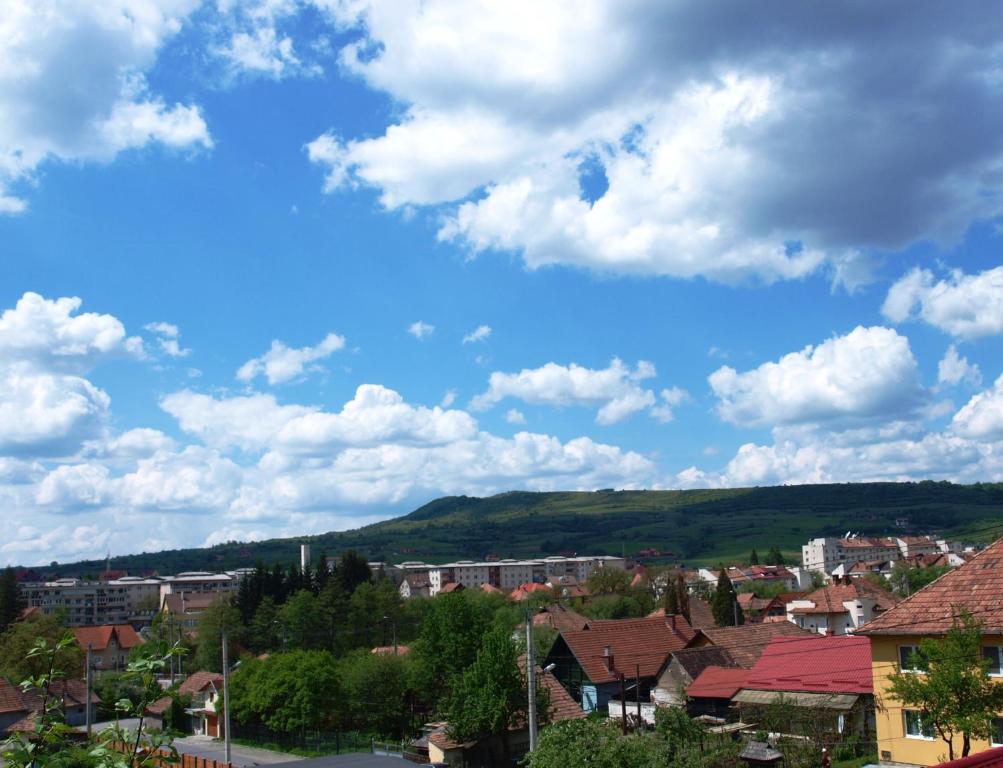 Nespecifikovaný výhled na hory nebo výhled na hory při pohledu z penzionu
