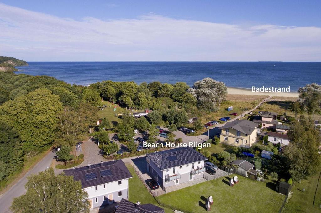 ゲーレンにあるRuegen-Beach-House-Haus-Schostekの海辺の敷地とビーチハウスの空中を望む