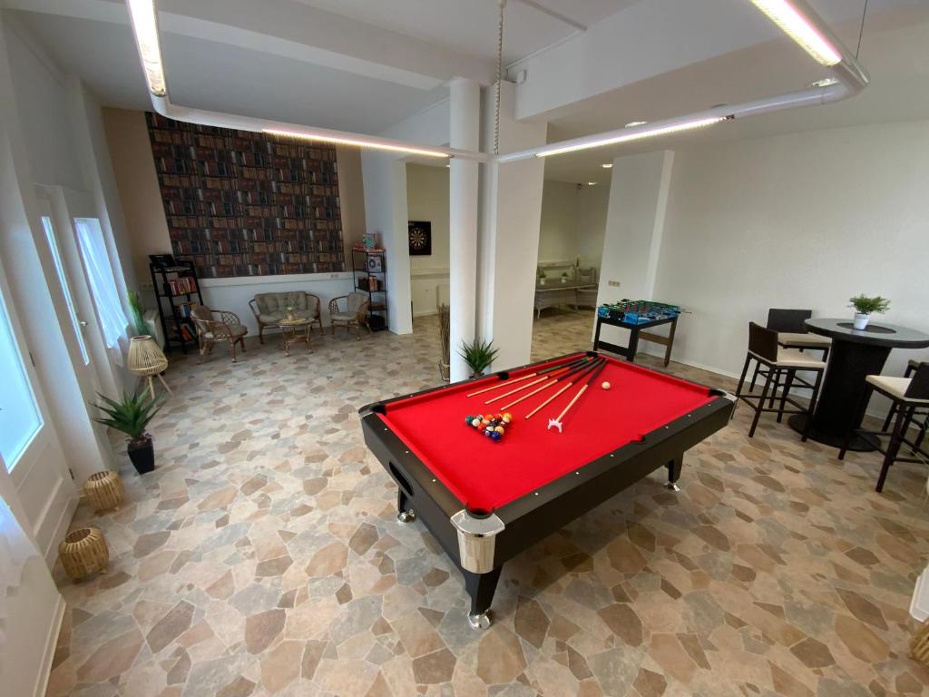 een kamer met een rode pooltafel bij Villa Nevada - Adults only in Bad Schandau