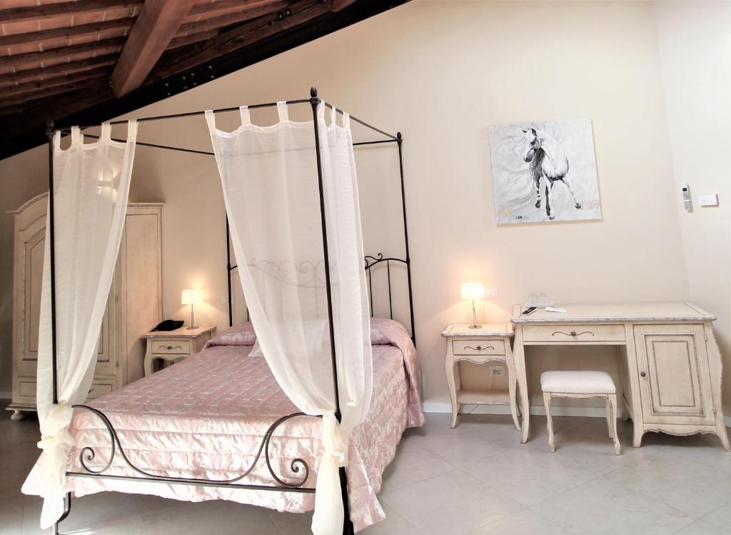 A bed or beds in a room at Villa del Sole Siena