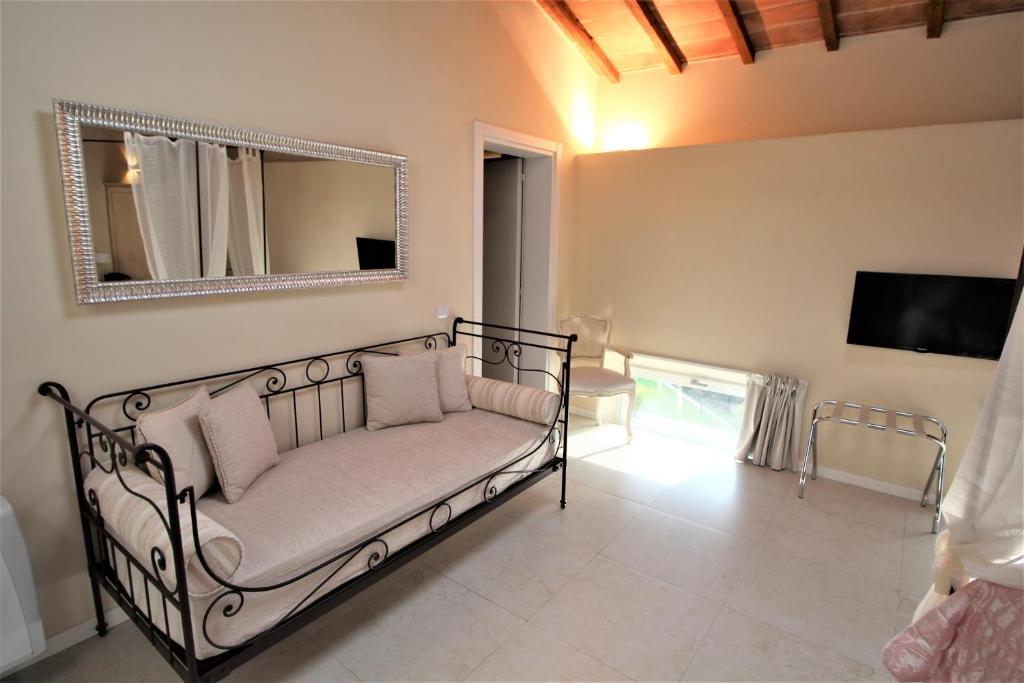 A bed or beds in a room at Villa del Sole Siena