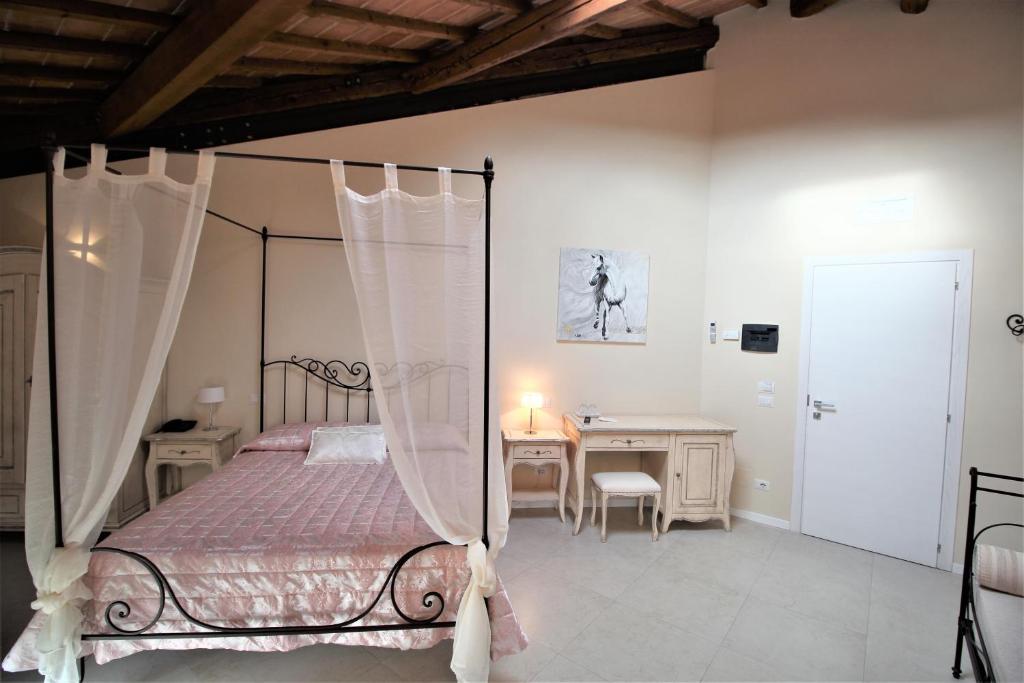 A bed or beds in a room at Villa del Sole Siena