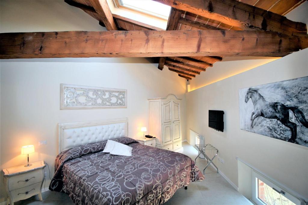 A bed or beds in a room at Villa del Sole Siena