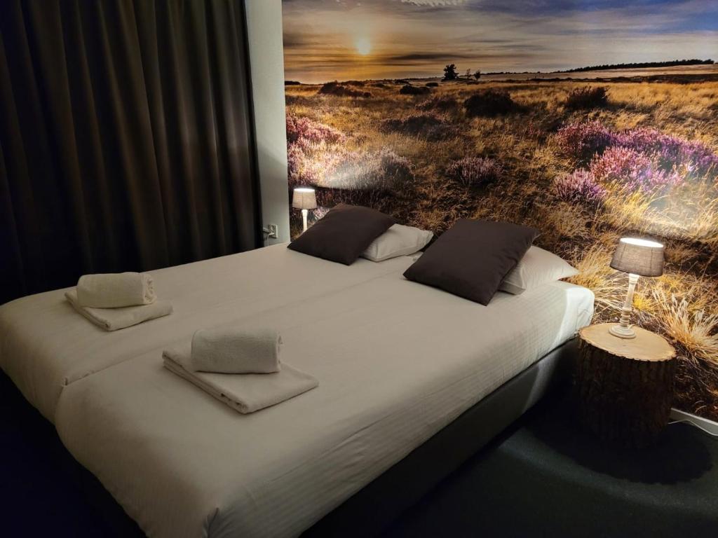 Een bed of bedden in een kamer bij Hotel de Foreesten