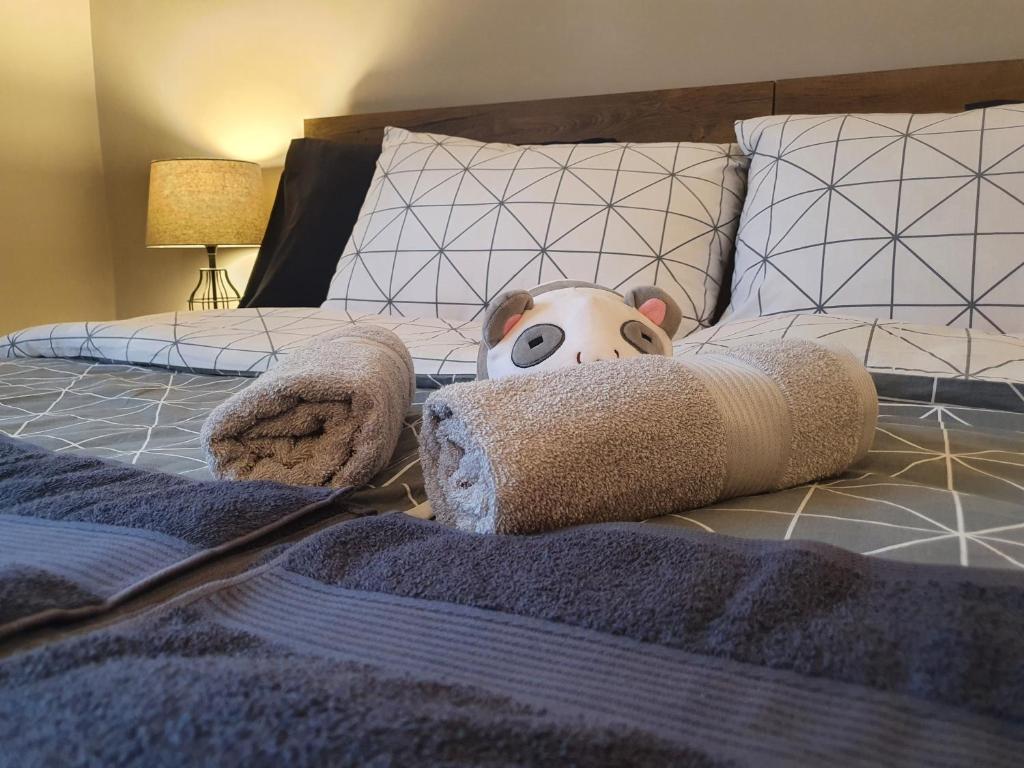ein Bett mit ausgestopftem Schweinekopf auf dem Bett in der Unterkunft Guest House Jasmin in Niška Banja