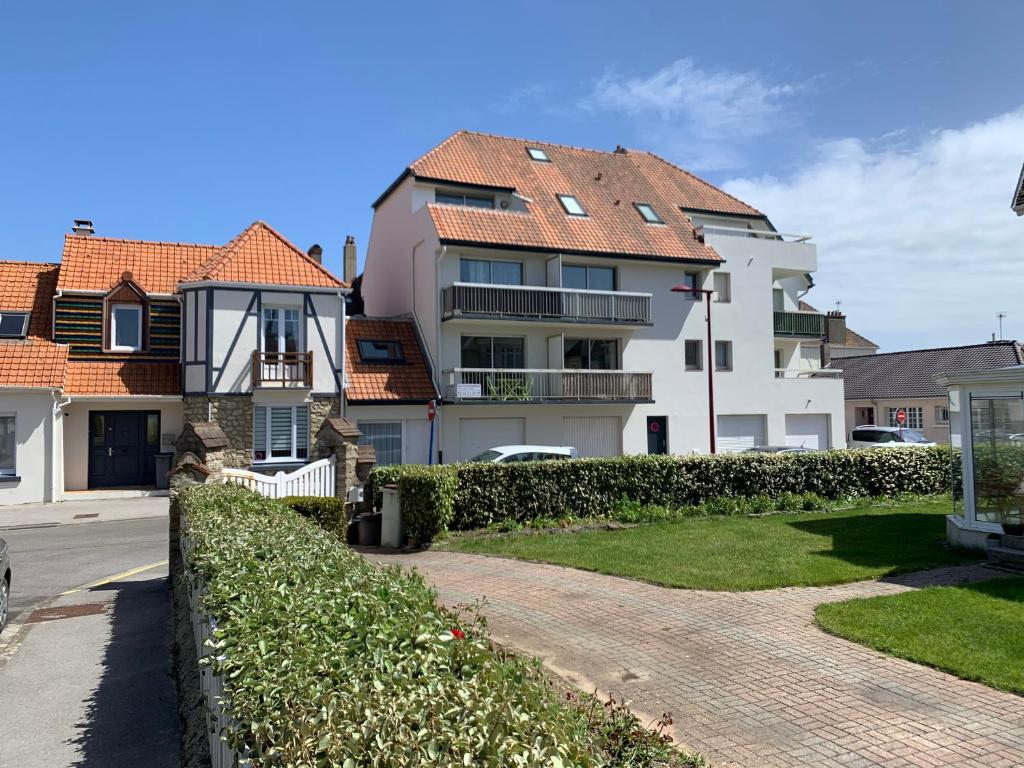 Το κτήριο όπου στεγάζεται  το διαμέρισμα