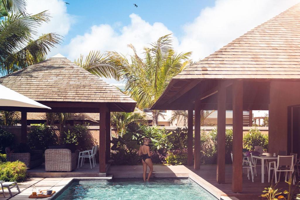 Bazén v ubytování Mythic Suites & Villas by MJ Holidays nebo v jeho okolí