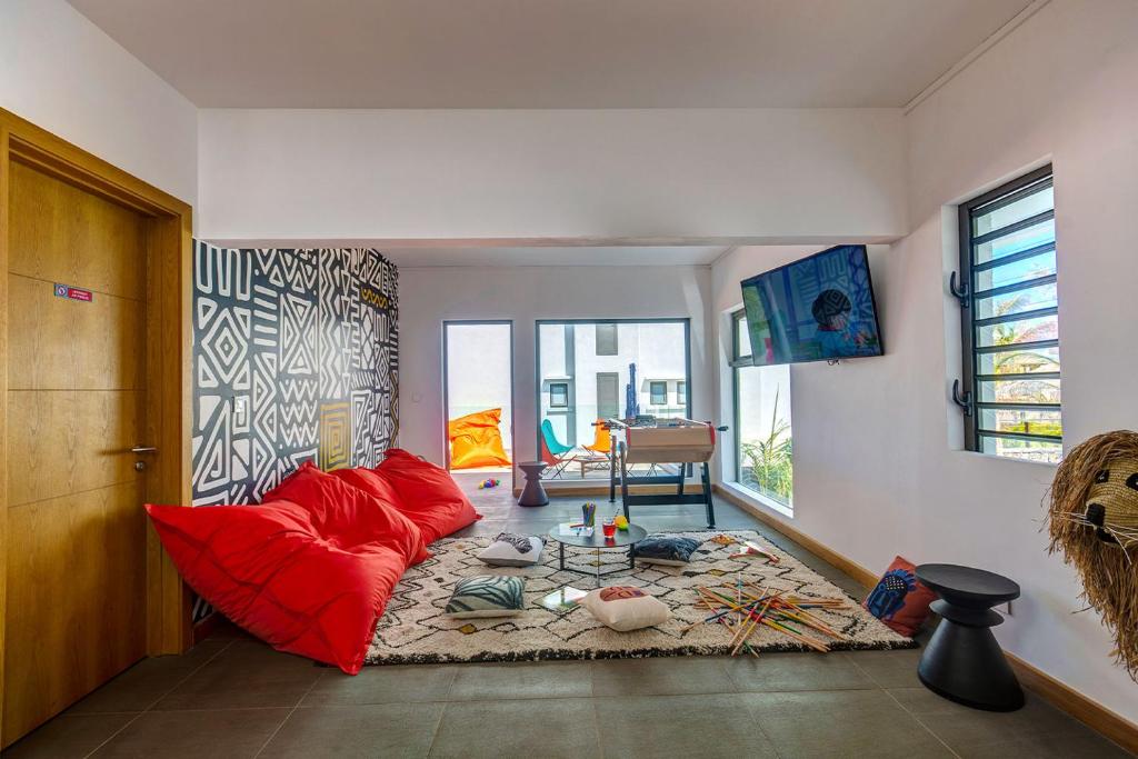 TV a/nebo společenská místnost v ubytování Mythic Suites & Villas by MJ Holidays