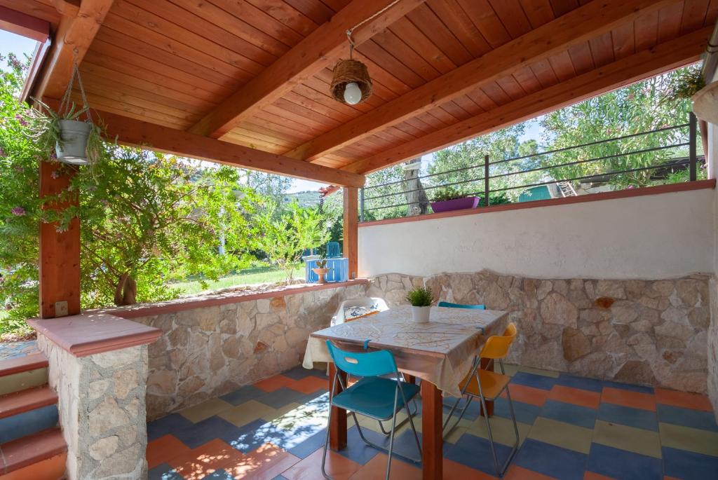 a patio with a table and chairs in a house at B&B Tor Di Lupo in Mattinata