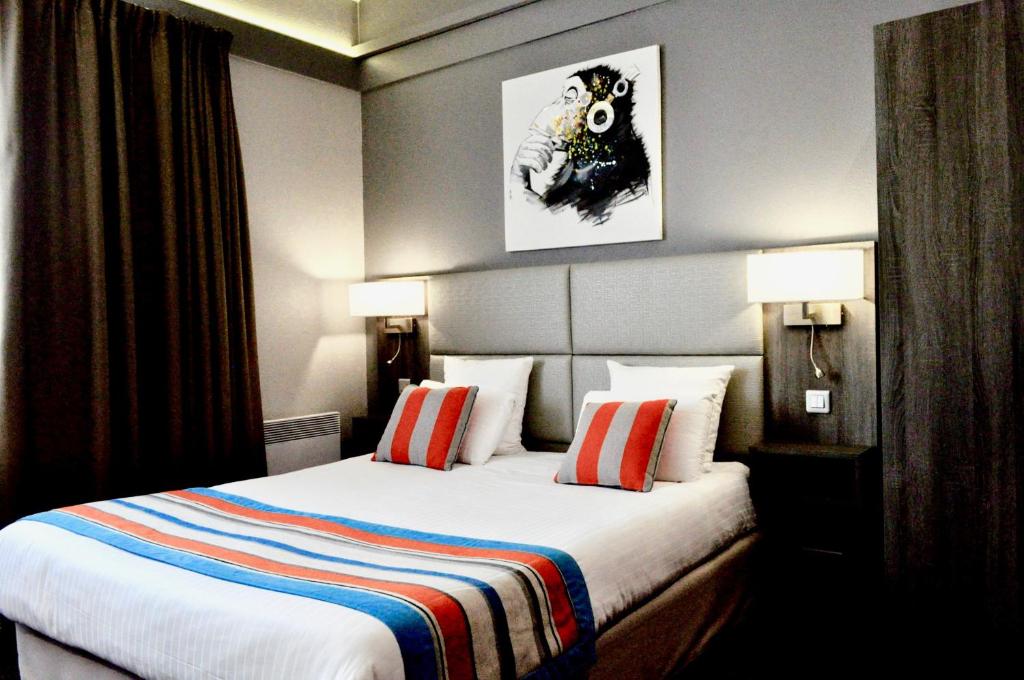 Tempat tidur dalam kamar di Kyriad Prestige Bordeaux Aeroport