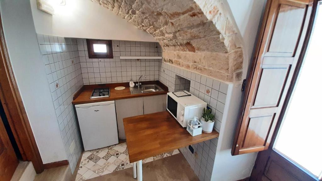A kitchen or kitchenette at Capodigallo Holiday Trullo Monte Santo