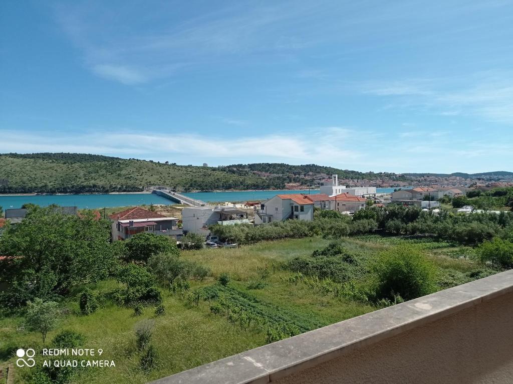 uma vista para uma cidade e um corpo de água em Apartmani Barišić em Trogir