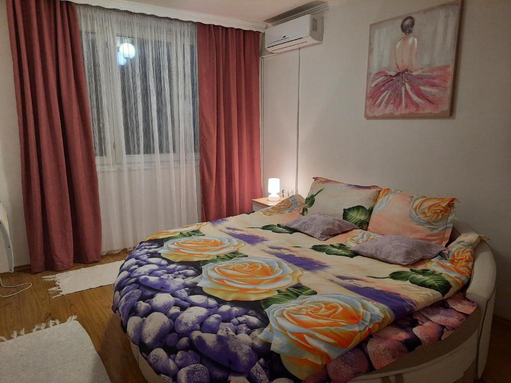 a bedroom with a bed with flowers on it at Apartman Rada 2 in Bijeljina